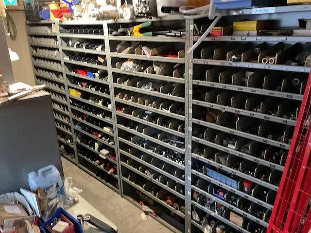 Magazijnkast met inhoud (4x) - afbeelding 1 van  18