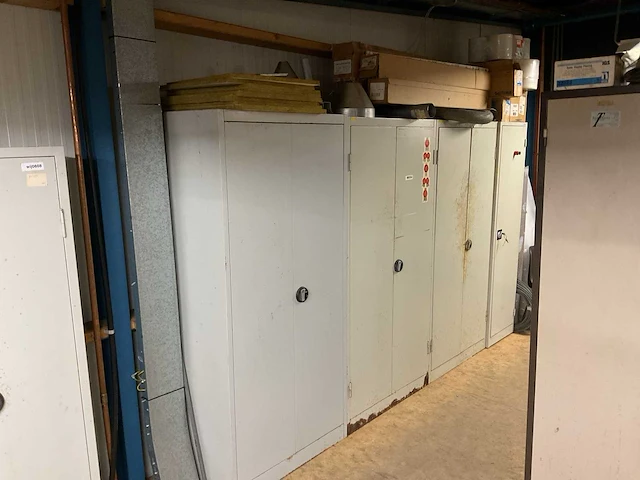 Magazijnkast met inhoud (4x) - afbeelding 1 van  20