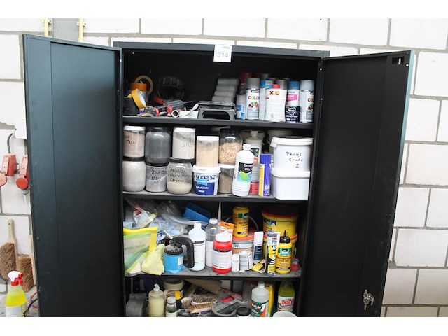 Magazijnkast met inhoud w.o. waterglas, houtlijm, pur, verfspullen, gasbrander, vijzel, schoonmaakproducten... - afbeelding 1 van  8