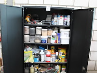 Magazijnkast met inhoud w.o. waterglas, houtlijm, pur, verfspullen, gasbrander, vijzel, schoonmaakproducten... - afbeelding 1 van  8