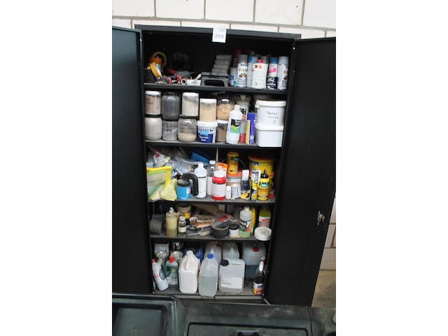 Magazijnkast met inhoud w.o. waterglas, houtlijm, pur, verfspullen, gasbrander, vijzel, schoonmaakproducten... - afbeelding 2 van  8