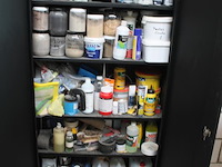 Magazijnkast met inhoud w.o. waterglas, houtlijm, pur, verfspullen, gasbrander, vijzel, schoonmaakproducten... - afbeelding 2 van  8