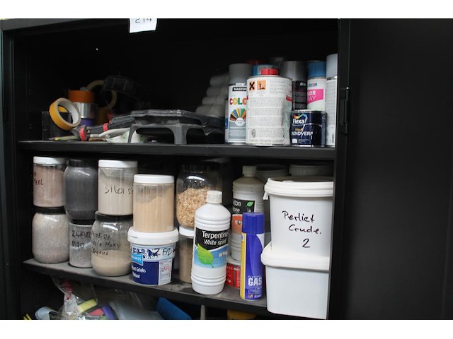 Magazijnkast met inhoud w.o. waterglas, houtlijm, pur, verfspullen, gasbrander, vijzel, schoonmaakproducten... - afbeelding 3 van  8