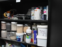 Magazijnkast met inhoud w.o. waterglas, houtlijm, pur, verfspullen, gasbrander, vijzel, schoonmaakproducten... - afbeelding 3 van  8