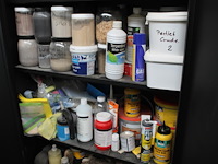 Magazijnkast met inhoud w.o. waterglas, houtlijm, pur, verfspullen, gasbrander, vijzel, schoonmaakproducten... - afbeelding 4 van  8