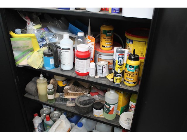 Magazijnkast met inhoud w.o. waterglas, houtlijm, pur, verfspullen, gasbrander, vijzel, schoonmaakproducten... - afbeelding 5 van  8