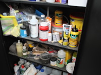 Magazijnkast met inhoud w.o. waterglas, houtlijm, pur, verfspullen, gasbrander, vijzel, schoonmaakproducten... - afbeelding 5 van  8