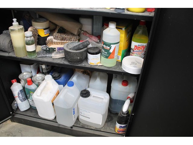 Magazijnkast met inhoud w.o. waterglas, houtlijm, pur, verfspullen, gasbrander, vijzel, schoonmaakproducten... - afbeelding 6 van  8