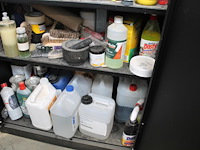 Magazijnkast met inhoud w.o. waterglas, houtlijm, pur, verfspullen, gasbrander, vijzel, schoonmaakproducten... - afbeelding 6 van  8