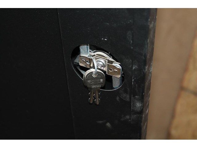 Magazijnkast met inhoud w.o. waterglas, houtlijm, pur, verfspullen, gasbrander, vijzel, schoonmaakproducten... - afbeelding 7 van  8