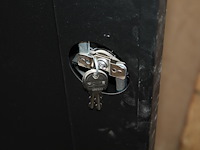 Magazijnkast met inhoud w.o. waterglas, houtlijm, pur, verfspullen, gasbrander, vijzel, schoonmaakproducten... - afbeelding 7 van  8