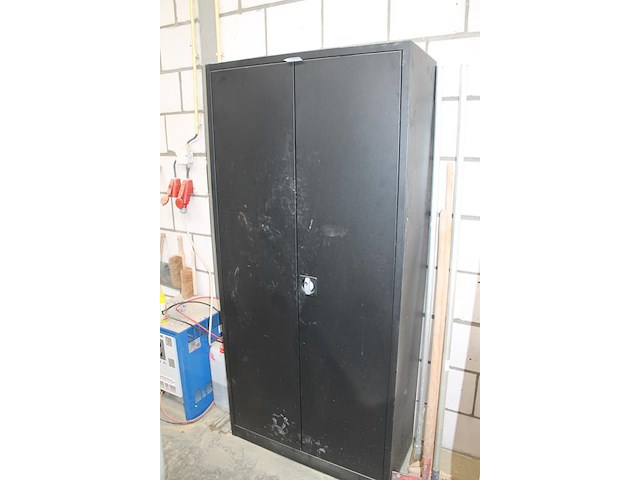 Magazijnkast met inhoud w.o. waterglas, houtlijm, pur, verfspullen, gasbrander, vijzel, schoonmaakproducten... - afbeelding 8 van  8