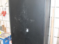 Magazijnkast met inhoud w.o. waterglas, houtlijm, pur, verfspullen, gasbrander, vijzel, schoonmaakproducten... - afbeelding 8 van  8