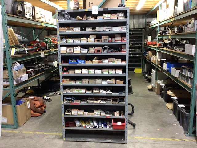 Magazijnkast met inhoud - afbeelding 1 van  5