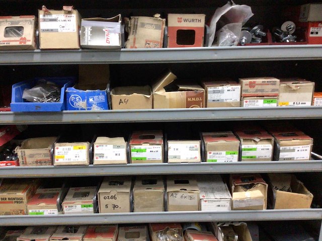 Magazijnkast met inhoud - afbeelding 3 van  5