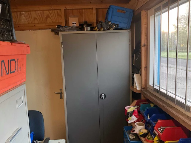 Magazijnkast met inhoud - afbeelding 1 van  7