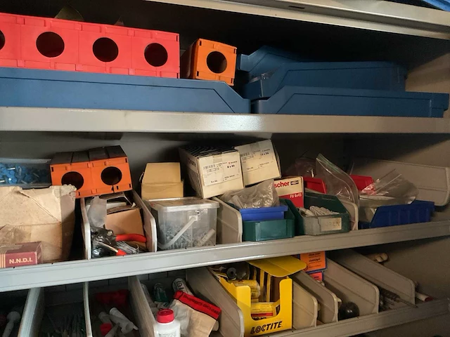 Magazijnkast met inhoud - afbeelding 3 van  7