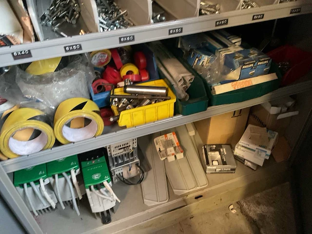 Magazijnkast met inhoud - afbeelding 6 van  7