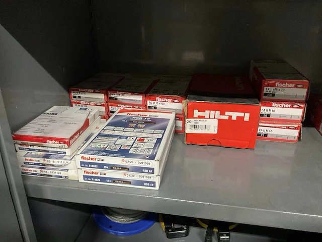 Magazijnkast met inhoud - afbeelding 8 van  9