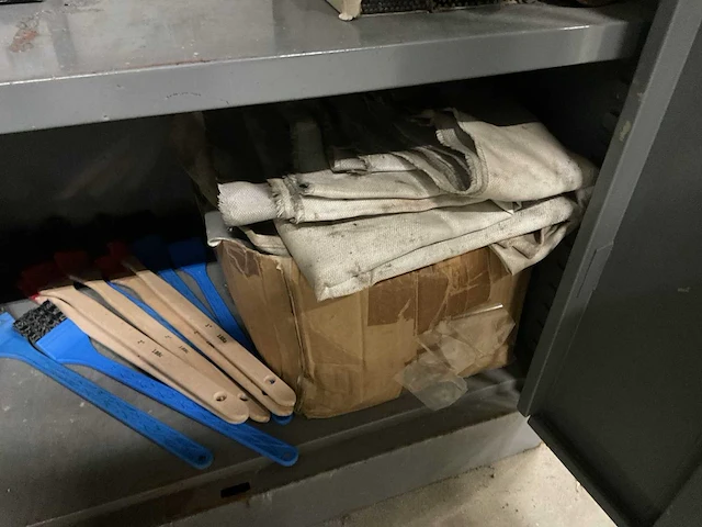 Magazijnkast met inhoud - afbeelding 5 van  9