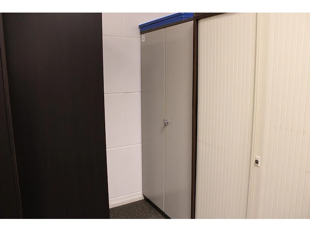 Magazijnkast met twee deuren, afm. 100 x 40 x 197 cm. - afbeelding 1 van  4