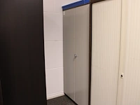 Magazijnkast met twee deuren, afm. 100 x 40 x 197 cm.