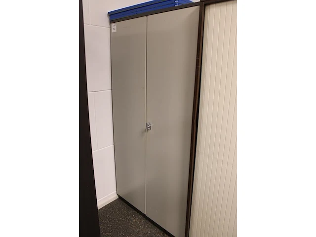 Magazijnkast met twee deuren, afm. 100 x 40 x 197 cm. - afbeelding 2 van  4