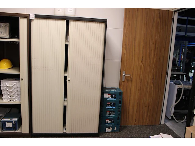 Magazijnkast met twee roldeuren, afm. 115 x 54 x 197 cm. - afbeelding 1 van  4