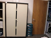 Magazijnkast met twee roldeuren, afm. 115 x 54 x 197 cm.