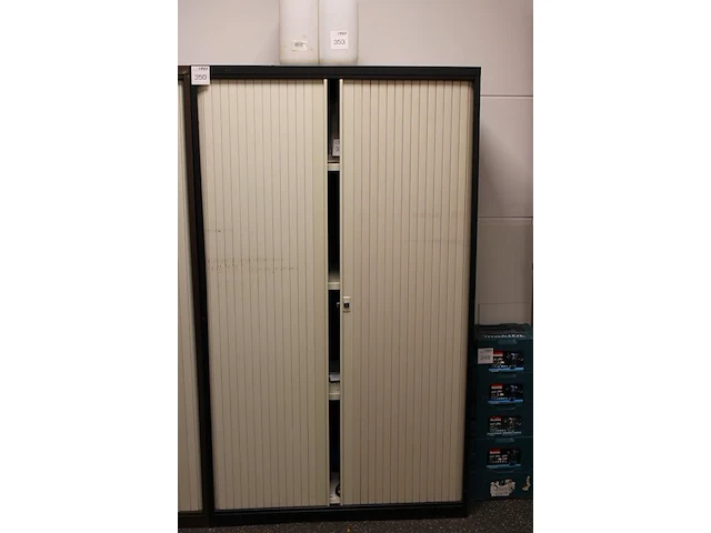 Magazijnkast met twee roldeuren, afm. 115 x 54 x 197 cm. - afbeelding 2 van  4