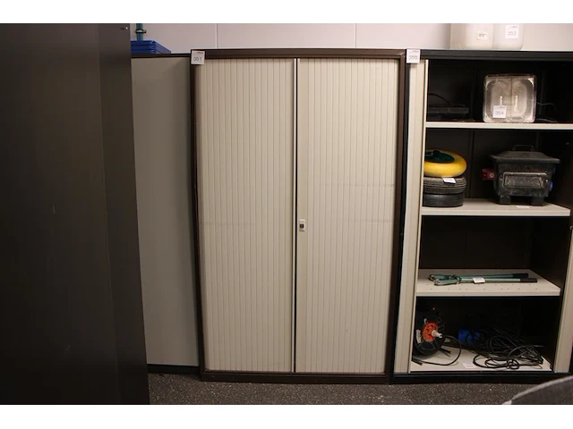 Magazijnkast met twee roldeuren, afm. 115 x 54 x 197 cm. - afbeelding 1 van  3