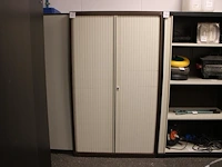 Magazijnkast met twee roldeuren, afm. 115 x 54 x 197 cm.