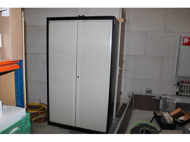 Magazijnkast met twee roldeuren. afmeting 116 x 54 cm. hoogte 197 cm. exclusief inhoud. - afbeelding 1 van  2