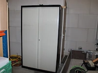 Magazijnkast met twee roldeuren. afmeting 116 x 54 cm. hoogte 197 cm. exclusief inhoud.
