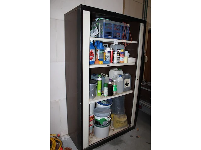 Magazijnkast met twee roldeuren. afmeting 116 x 54 cm. hoogte 197 cm. exclusief inhoud. - afbeelding 2 van  2