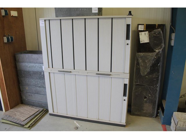 Magazijnkast met twee roldeuren. afmeting 120 x 40 x 150. let op! exclusief inhoud en ophalen na 12.30u. - afbeelding 1 van  2
