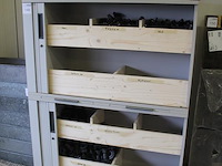 Magazijnkast met twee roldeuren. afmeting 120 x 40 x 150. let op! exclusief inhoud en ophalen na 12.30u. - afbeelding 2 van  2