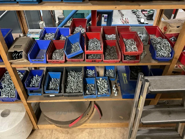 Magazijnkasten met inhoud (3x) - afbeelding 5 van  9
