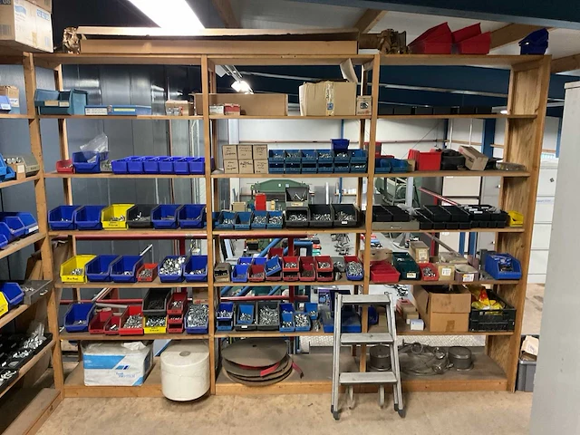 Magazijnkasten met inhoud (3x) - afbeelding 1 van  9