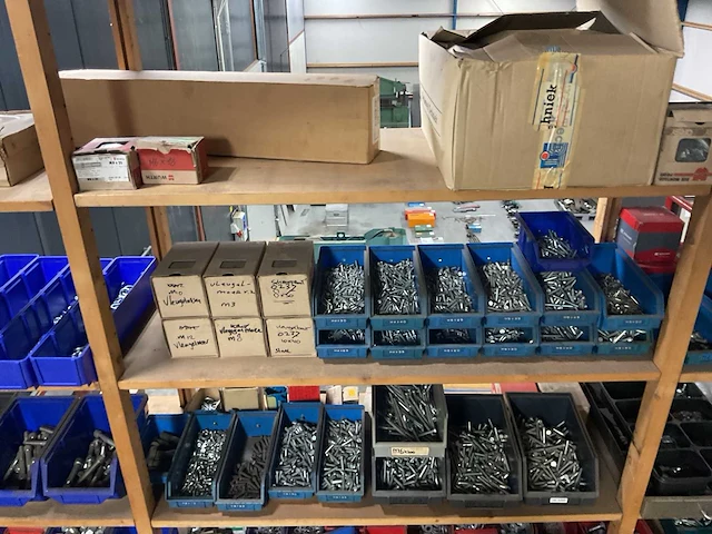 Magazijnkasten met inhoud (3x) - afbeelding 7 van  9