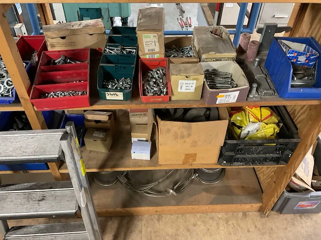Magazijnkasten met inhoud (3x) - afbeelding 5 van  9