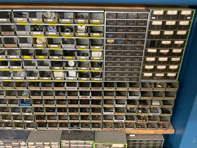 Magazijnkasten met inhoud - afbeelding 11 van  11