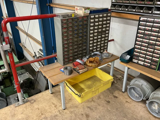 Magazijnkasten met inhoud - afbeelding 1 van  11