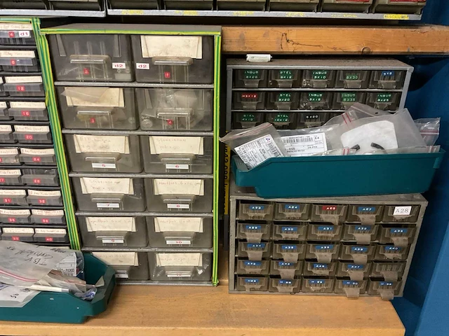 Magazijnkasten met inhoud - afbeelding 5 van  11