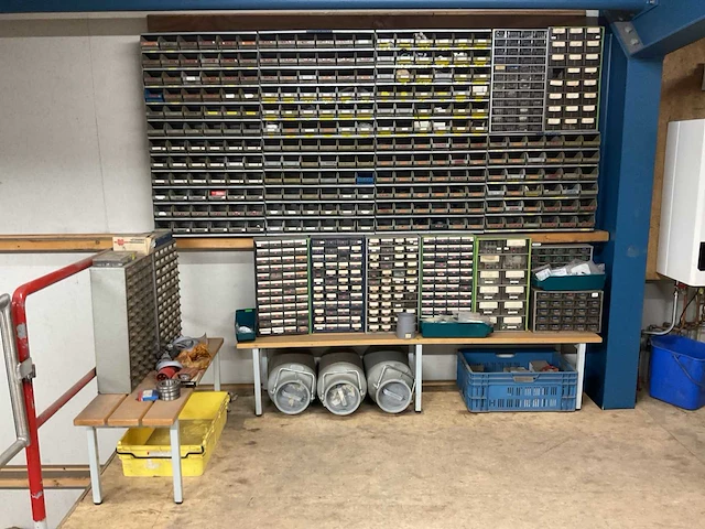 Magazijnkasten met inhoud - afbeelding 1 van  11