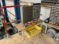 Magazijnkasten met inhoud - afbeelding 11 van  11