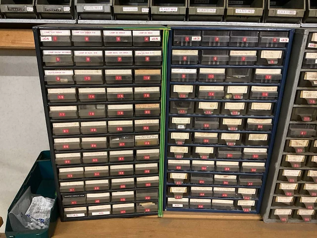 Magazijnkasten met inhoud - afbeelding 6 van  11
