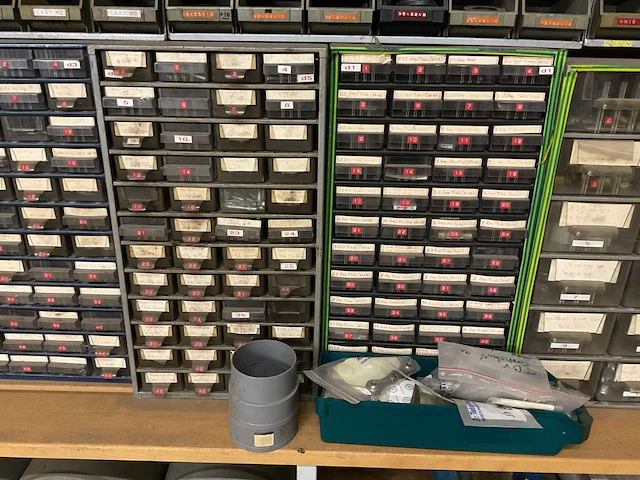 Magazijnkasten met inhoud - afbeelding 7 van  11
