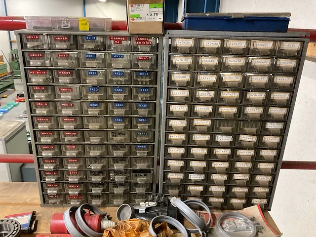 Magazijnkasten met inhoud - afbeelding 4 van  9