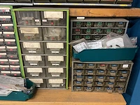 Magazijnkasten met inhoud - afbeelding 7 van  9